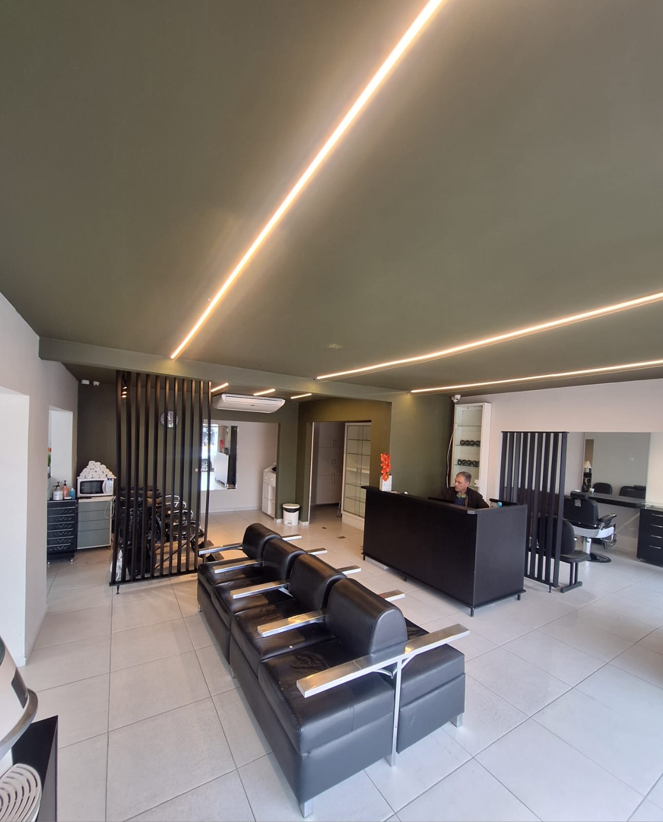 Recepção e área de espera da Dom América Barbearia